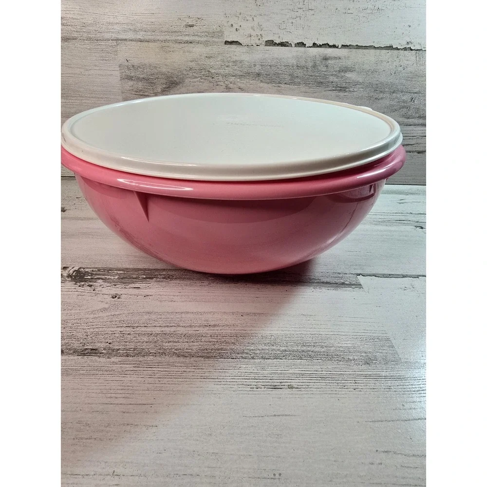 Tupperware Thatsa Mega Mixing Bowl Pink with‎ White Lid Large 11 Inch Round
